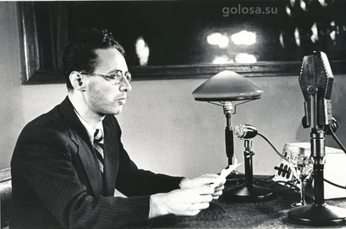Август 1941 года. Диктор Ю. Левитан у микрофона. Фотография сделана Фотохроникой ТАСС, хранится в Музее обороны Москвы.