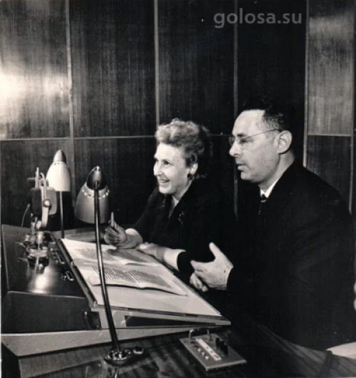 1964 год. Москва. Дикторы О. С. Высоцкая и Ю. Б. Левитан в студии Всесоюзного радио СССР. Фотография хранится в Государственном центральном музее современной истории России.