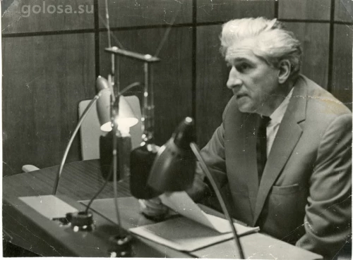 21 февраля 1976 года. В. Б. Герцик за дикторским пультом у микрофона ведёт передачу. Фотография хранится в Государственном центральном музее современной истории России.